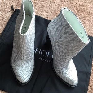 Nasty girl snake skin alike white boots